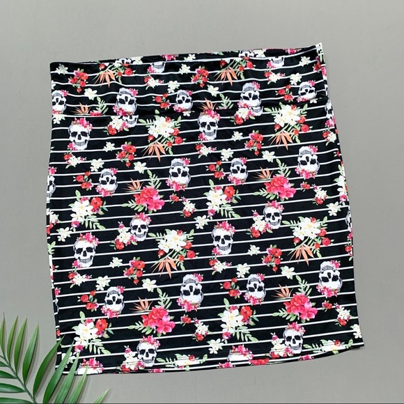 Torrid Tropical Skulls Stretchy Skirt, 4x. - Picture 3 of 9